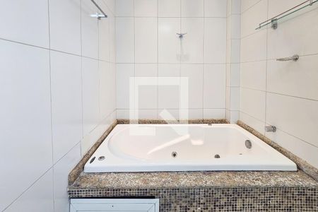 Casa de condomínio para alugar com 245m², 4 quartos e 3 vagas Casa de condomínio para alugar com 245m², 4 quartos e 3 vagasBanheiro da suíte 2