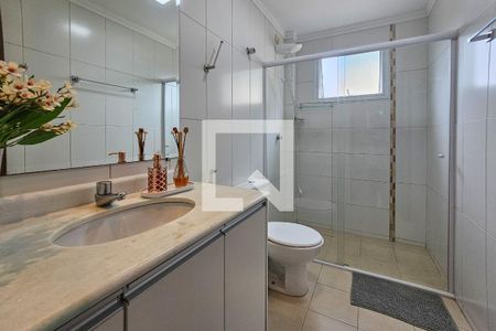 Casa de condomínio para alugar com 245m², 4 quartos e 3 vagas Casa de condomínio para alugar com 245m², 4 quartos e 3 vagasBanheiro da suíte 1