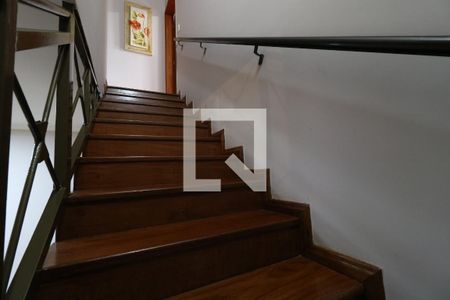 Casa à venda com 250m², 3 quartos e 4 vagasEscada para piso superior