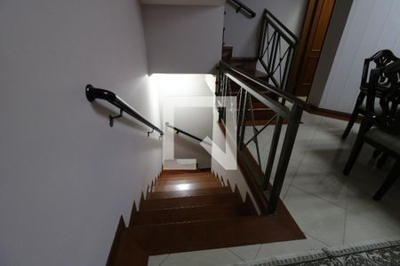 Casa à venda com 250m², 3 quartos e 4 vagasEscada para a garagem