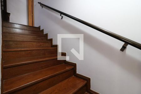 Casa à venda com 250m², 3 quartos e 4 vagasEscada para a garagem