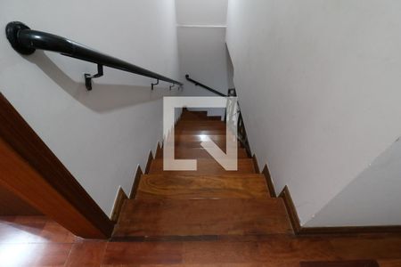 Casa à venda com 250m², 3 quartos e 4 vagasEscada para piso superior