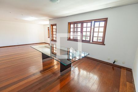 Casa para alugar com 300m², 4 quartos e 3 vagas Casa para alugar com 300m², 4 quartos e 3 vagasCopa