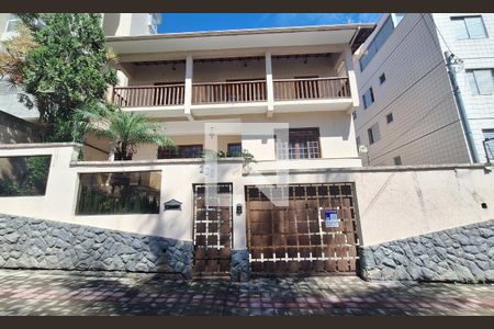 Casa para alugar com 300m², 4 quartos e 3 vagas Casa para alugar com 300m², 4 quartos e 3 vagasFachada