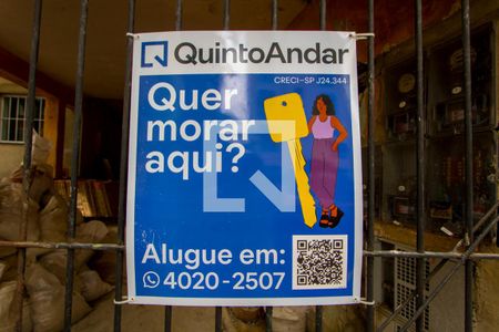 Plaquinha instalada na fachada de casa para alugar com 1 quarto, 100m² em Centro, Santo André