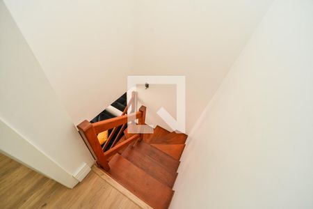 Casa de condomínio à venda com 78m², 2 quartos e 1 vagaEscada