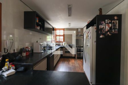 Casa à venda com 695m², 5 quartos e 7 vagas Casa à venda com 695m², 5 quartos e 7 vagasCozinha