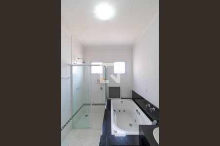 Casa de condomínio para alugar com 270m², 3 quartos e 4 vagasBanheiro da Suíte 03