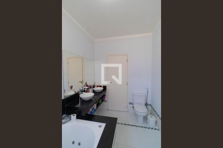 Casa de condomínio para alugar com 270m², 3 quartos e 4 vagasBanheiro da Suíte 03