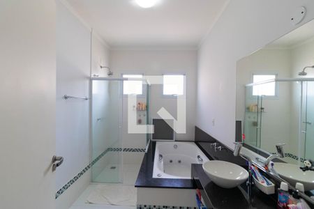 Casa de condomínio para alugar com 270m², 3 quartos e 4 vagasBanheiro da Suíte 03