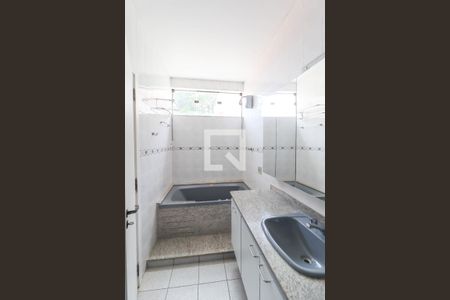 Casa à venda com 360m², 4 quartos e 4 vagas Casa à venda com 360m², 4 quartos e 4 vagasSuíte