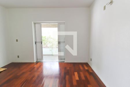 Casa à venda com 360m², 4 quartos e 4 vagas Casa à venda com 360m², 4 quartos e 4 vagasSuíte