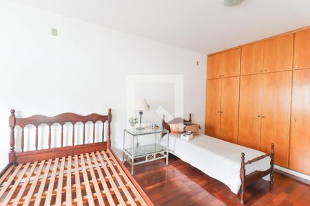 Casa à venda com 360m², 4 quartos e 4 vagas Casa à venda com 360m², 4 quartos e 4 vagasQuarto