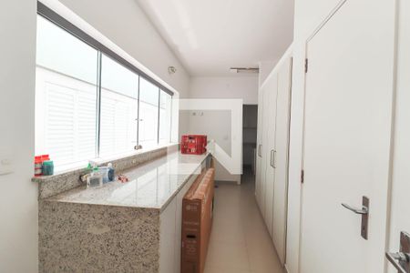 Casa à venda com 360m², 4 quartos e 4 vagas Casa à venda com 360m², 4 quartos e 4 vagasCozinha e Área de Serviço