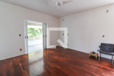 Casa à venda com 360m², 4 quartos e 4 vagas Casa à venda com 360m², 4 quartos e 4 vagasSuíte