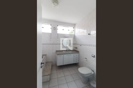 Casa à venda com 360m², 4 quartos e 4 vagas Casa à venda com 360m², 4 quartos e 4 vagasBanheiro