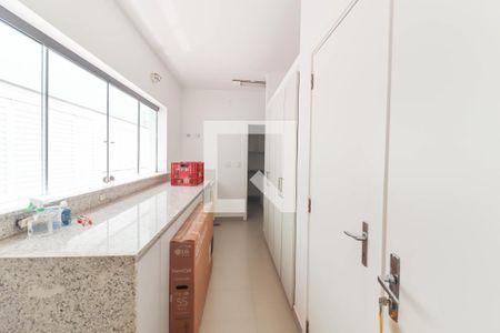 Casa à venda com 360m², 4 quartos e 4 vagas Casa à venda com 360m², 4 quartos e 4 vagasCozinha e Área de Serviço