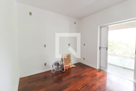 Casa à venda com 360m², 4 quartos e 4 vagas Casa à venda com 360m², 4 quartos e 4 vagasSuíte