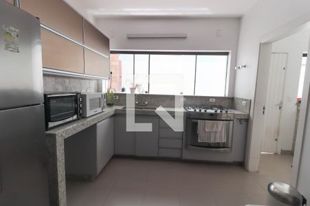 Casa à venda com 360m², 4 quartos e 4 vagas Casa à venda com 360m², 4 quartos e 4 vagasCozinha e Área de Serviço