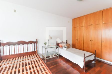 Casa à venda com 360m², 4 quartos e 4 vagas Casa à venda com 360m², 4 quartos e 4 vagasQuarto