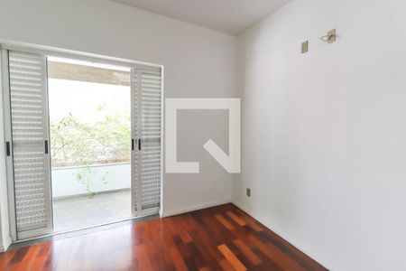 Casa à venda com 360m², 4 quartos e 4 vagas Casa à venda com 360m², 4 quartos e 4 vagasSuíte