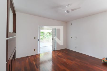 Casa à venda com 360m², 4 quartos e 4 vagas Casa à venda com 360m², 4 quartos e 4 vagasSuíte