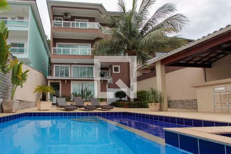 Casa de condomínio à venda com 506m², 6 quartos e 2 vagas Casa de condomínio à venda com 506m², 6 quartos e 2 vagasPiscina - Fachada interna