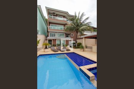 Casa de condomínio à venda com 506m², 6 quartos e 2 vagas Casa de condomínio à venda com 506m², 6 quartos e 2 vagasPiscina - Fachada interna