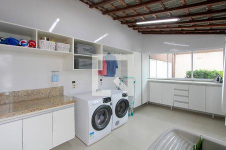 Casa de condomínio à venda com 506m², 6 quartos e 2 vagas Casa de condomínio à venda com 506m², 6 quartos e 2 vagasÁrea de Serviço