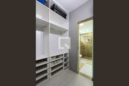 Casa de condomínio à venda com 506m², 6 quartos e 2 vagas Casa de condomínio à venda com 506m², 6 quartos e 2 vagasCloset Quarto 3 suíte