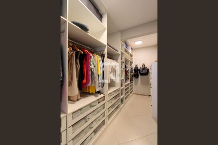 Casa de condomínio à venda com 506m², 6 quartos e 2 vagas Casa de condomínio à venda com 506m², 6 quartos e 2 vagasCloset Quarto 4 suíte