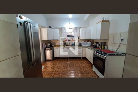 Casa à venda com 272m², 5 quartos e 6 vagas Casa à venda com 272m², 5 quartos e 6 vagasCozinha