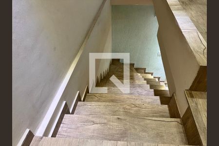 Casa à venda com 180m², 2 quartos e sem vagaEscada segundo andar 