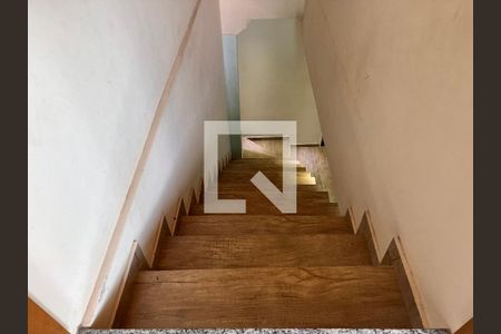 Casa à venda com 180m², 2 quartos e sem vagaEscada terceiro andar 