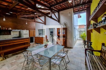 Casa à venda com 220m², 3 quartos e 2 vagas Casa à venda com 220m², 3 quartos e 2 vagasQuintal