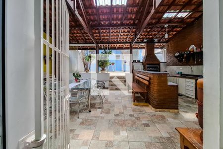 Casa à venda com 220m², 3 quartos e 2 vagas Casa à venda com 220m², 3 quartos e 2 vagasQuintal