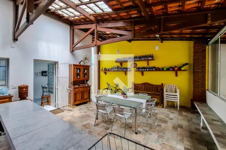 Casa à venda com 220m², 3 quartos e 2 vagas Casa à venda com 220m², 3 quartos e 2 vagasQuintal