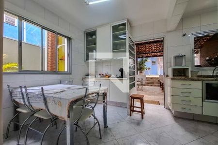 Casa à venda com 220m², 3 quartos e 2 vagas Casa à venda com 220m², 3 quartos e 2 vagasCozinha