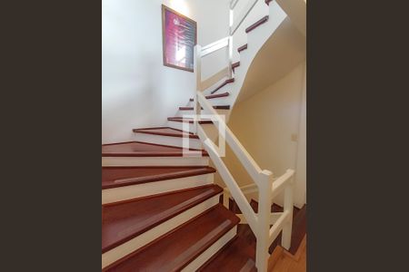 Casa de condomínio à venda com 404m², 3 quartos e 2 vagasEscada