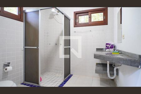 Casa para alugar com 300m², 4 quartos e 5 vagasBanheiro corredor