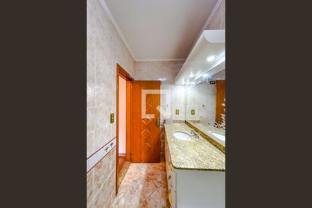 Casa à venda com 365m², 4 quartos e 4 vagasBanheiro da Suíte 2