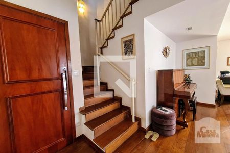 Apartamento à venda com 250m², 4 quartos e 5 vagas Apartamento à venda com 250m², 4 quartos e 5 vagasEscadas