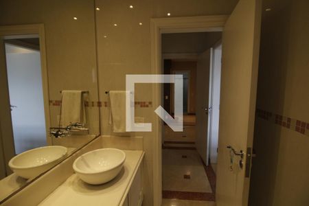 Apartamento à venda com 320m², 4 quartos e 4 vagasBanheiro da Suíte 2