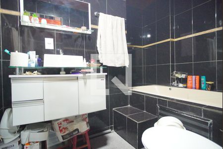 Banheiro da Suíte de apartamento à venda com 1 quarto, 43m² em Morro Santana, Porto Alegre