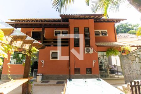 Casa de condomínio para alugar com 370m², 4 quartos e 3 vagasFachada