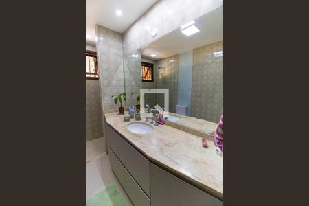 Casa de condomínio para alugar com 370m², 4 quartos e 3 vagasBanheiro Social