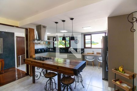 Casa de condomínio para alugar com 370m², 4 quartos e 3 vagasCozinha