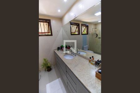 Casa de condomínio para alugar com 370m², 4 quartos e 3 vagasBanheiro da Suíte