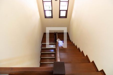 Casa de condomínio para alugar com 370m², 4 quartos e 3 vagasEscada