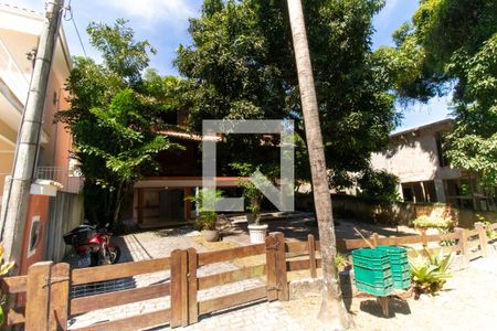 Casa de condomínio para alugar com 370m², 4 quartos e 3 vagasFachada